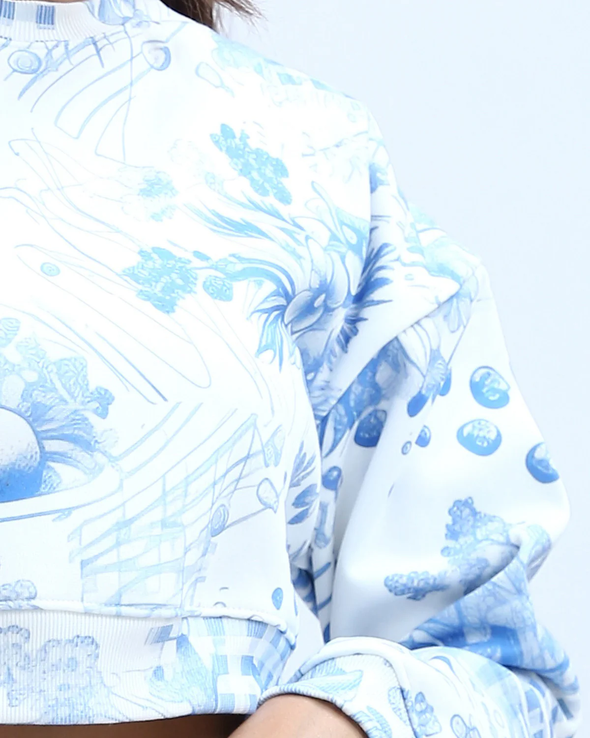 RAVIN Women’s Toile-Print Cropped Sweatshirt – Blue & White Botanical Collage - O199396 - Image 4